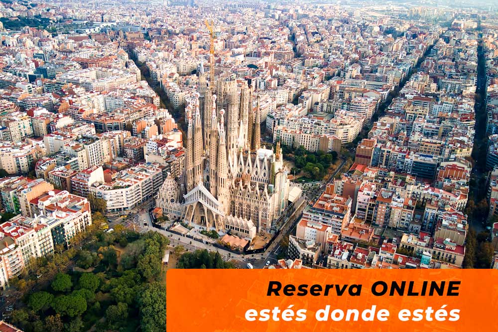 Vista aérea de Barcelona, con Caraveando puedes reservar tu coche de alquiler estés donde estés