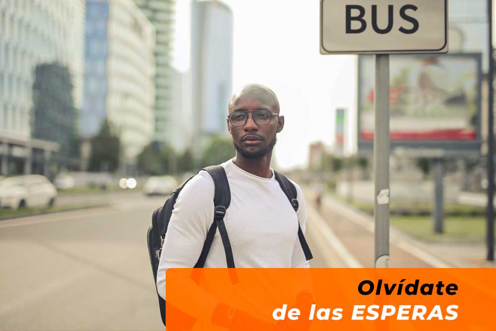 Un chico esperando el autobús, con el alquiler de coches cerca de ti puedes olvidarte de esperar