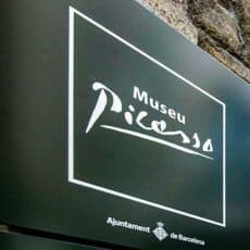 Logo placed at the entrance of the Picasso Museum in Barcelona, rent a car at Barcelona airport.