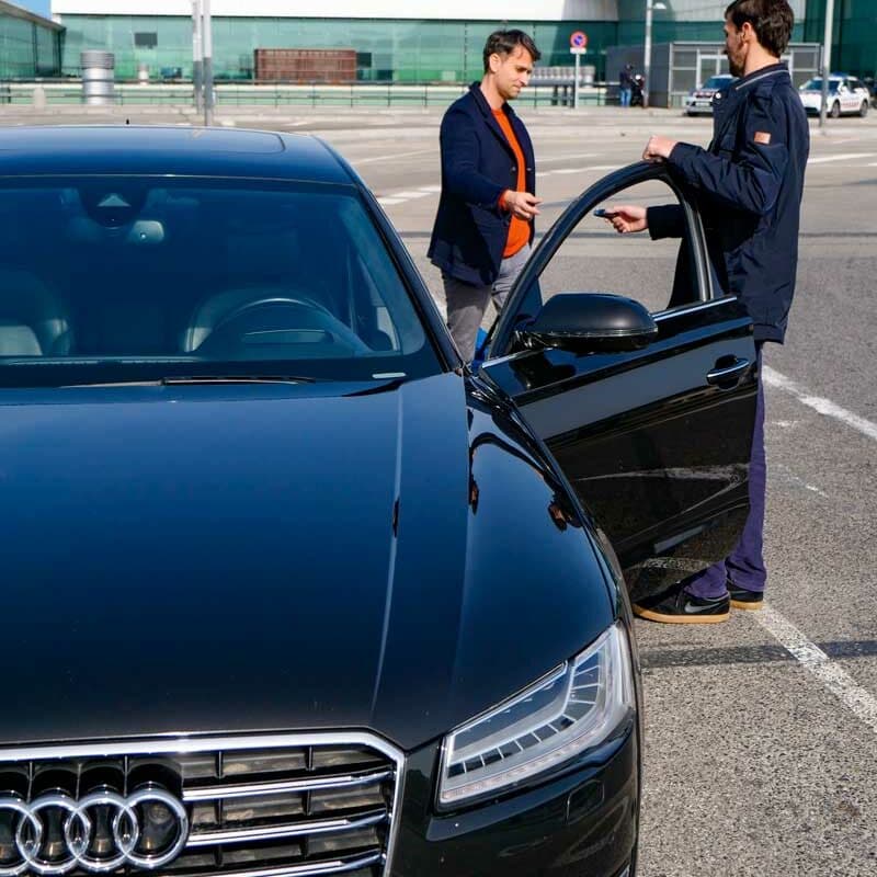 Entrega de coche de alquiler en el aeropuerto de Barcelona