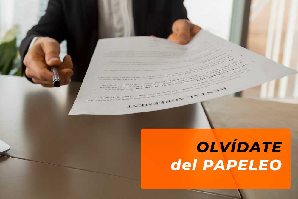 Un empleado entrega un contrato en papel, pero con Caraveando alquiler de coche en Castelldefels puedes olvidarte del papeleo, nuestro trámite es 100% online