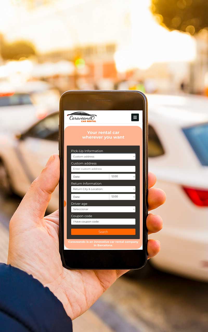 Hombre sosteniendo un Smartphone mostrando el servicio de Caraveando de alquiler de coches cerca de mi, con entrega personalizada