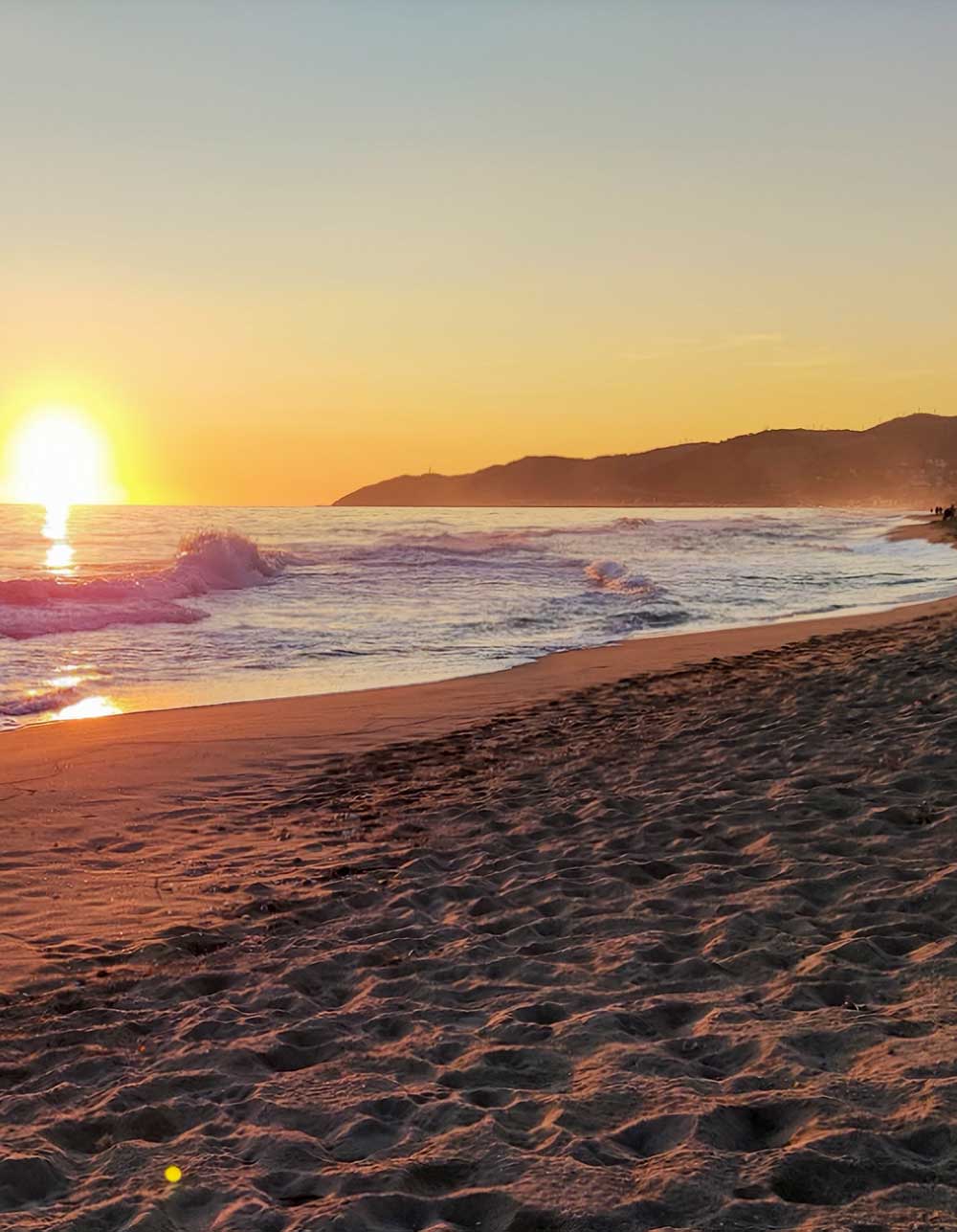 Alquiler de coches en Castelldefels, puedes reservar tu coche también desde la playa