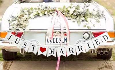 Gurinalda y benderinas con escrita Just Married como decoración de un coches de alquiler para boda en barcelona