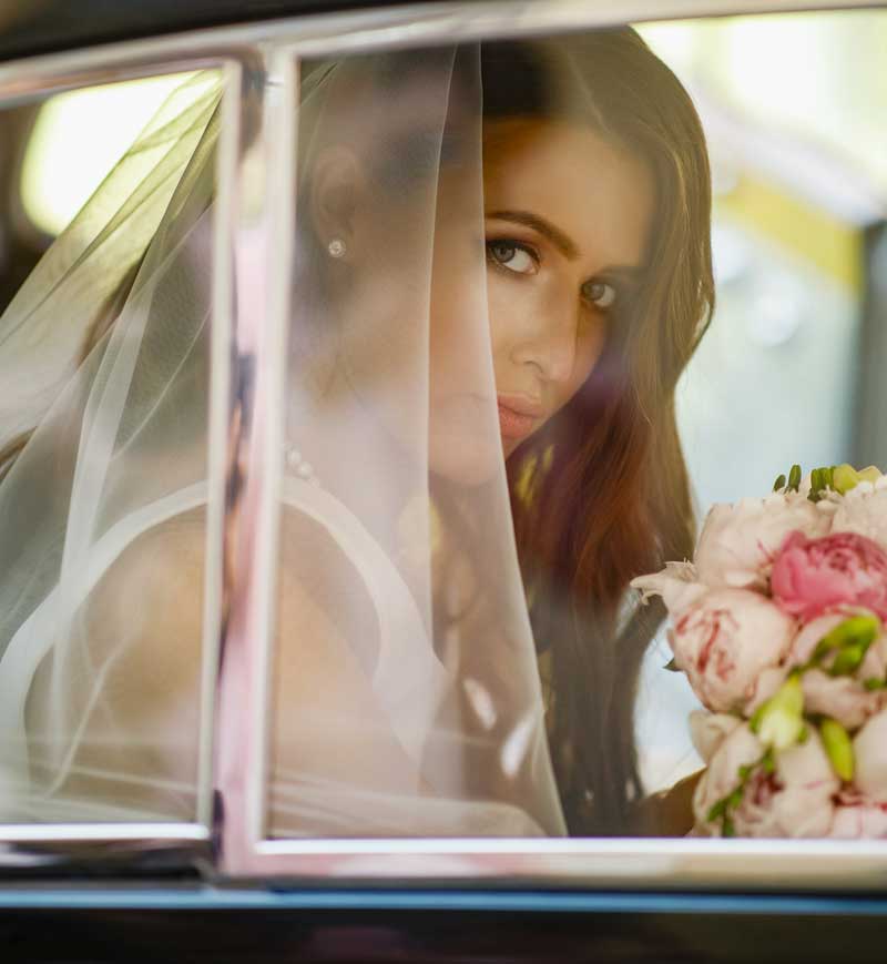 Llegada de la novia en un coche para bodas alquilado en Barcelona